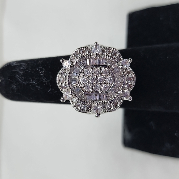 VINTAGE DIAMOND ART DECO RING - Picture 3 of 11